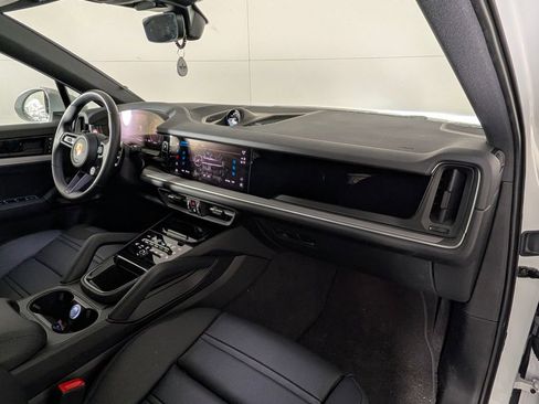 Certified 2025 Porsche Cayenne 3.0T image 18