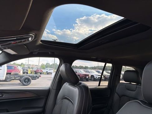 New 2025 Jeep Grand Cherokee Altitude image 11