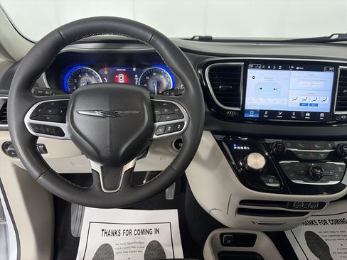 Used 2024 Chrysler Pacifica Touring-L FWD image 3