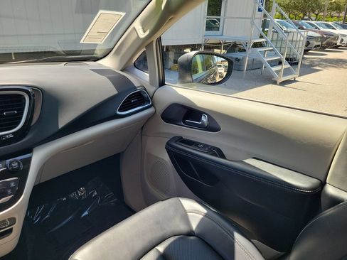 Used 2023 Chrysler Pacifica Touring-L FWD image 14