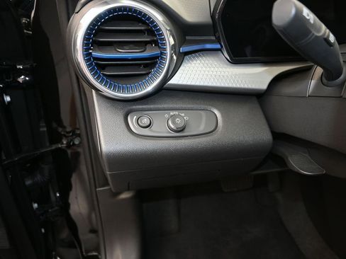 Certified 2025 Chevrolet Trax LT w/ LT Convenience Package FWD image 12