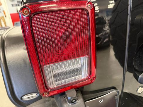 Used 2015 Jeep Wrangler Unlimited Sahara w/ Dual Top Group AWD/4WD image 11