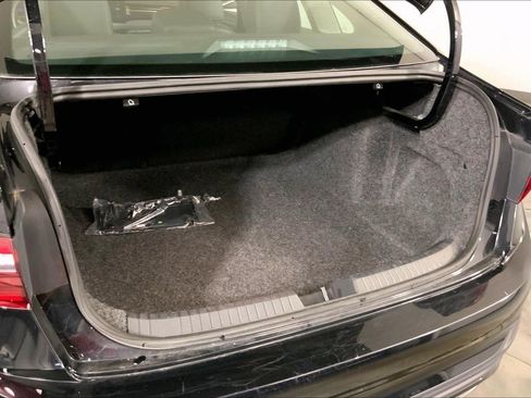 Used 2025 Volkswagen Jetta SE FWD image 4