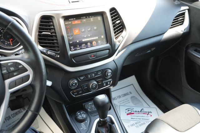 Used 2017 Jeep Cherokee Trailhawk w/ Cold Weather Group AWD/4WD image 24