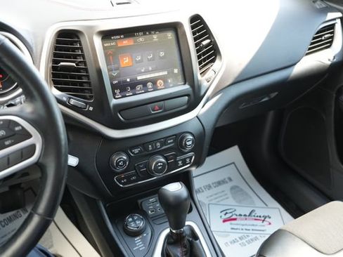 Used 2017 Jeep Cherokee Trailhawk w/ Cold Weather Group AWD/4WD image 24