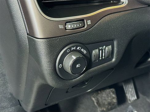 Used 2020 Jeep Cherokee Latitude Plus w/ Cold Weather Group image 10