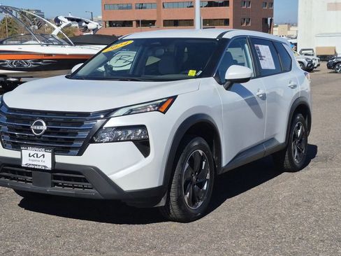 Used 2024 Nissan Rogue SV image 4