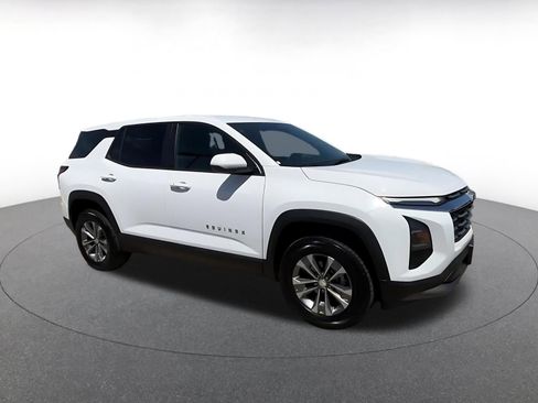 Used 2025 Chevrolet Equinox LT FWD image 2