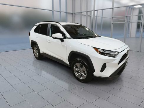 Used 2025 Toyota RAV4 XLE AWD/4WD image 2