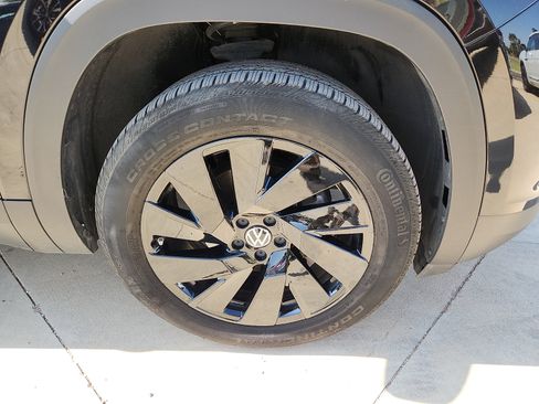 Used 2024 Volkswagen Atlas SE w/ Black Wheel Package FWD image 9