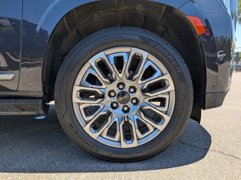 Used 2023 GMC Yukon XL Denali Ultimate AWD/4WD image 10