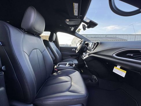 New 2026 Chrysler Pacifica Select FWD image 15