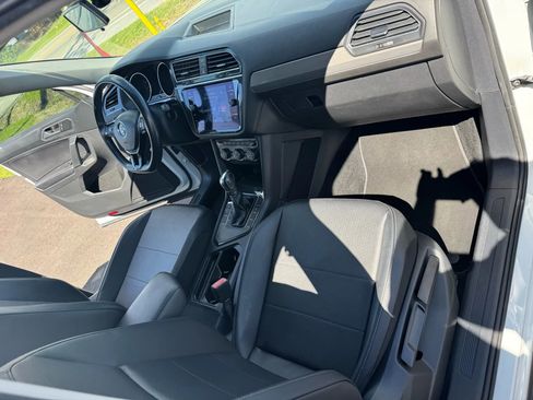 Used 2019 Volkswagen Tiguan SE w/ Panoramic Sunroof Package image 11