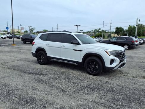 Used 2025 Volkswagen Atlas Peak Edition SE AWD/4WD image 9