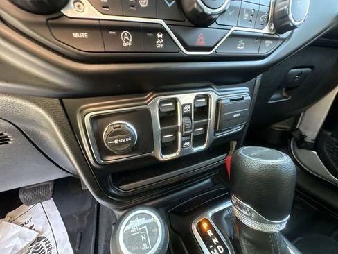 Used 2022 Jeep Gladiator Willys image 17