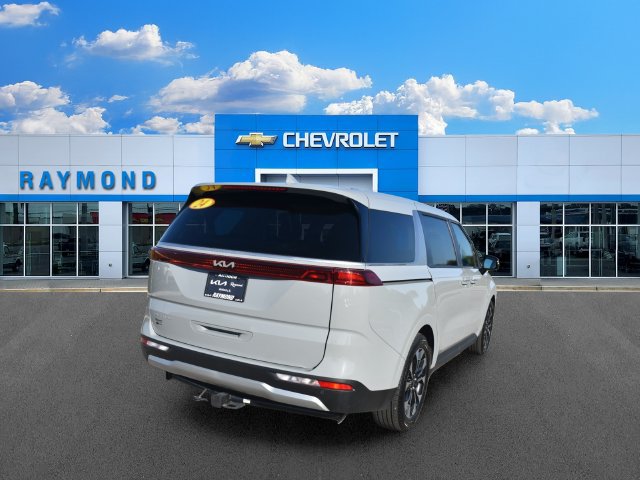 Used 2024 Kia Carnival EX FWD image 3