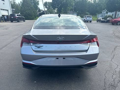 Used 2021 Hyundai Elantra SE FWD image 4