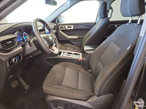 Used 2023 Ford Explorer XLT RWD image 3