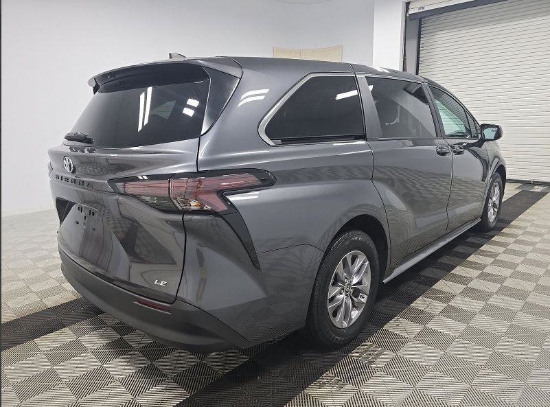 Used 2025 Toyota Sienna LE FWD image 3