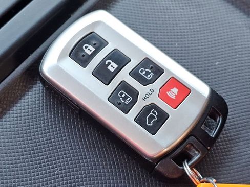 Used 2015 Toyota Sienna SE Premium image 35