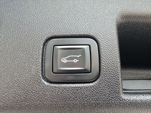 Used 2018 Chevrolet Equinox Premier image 21