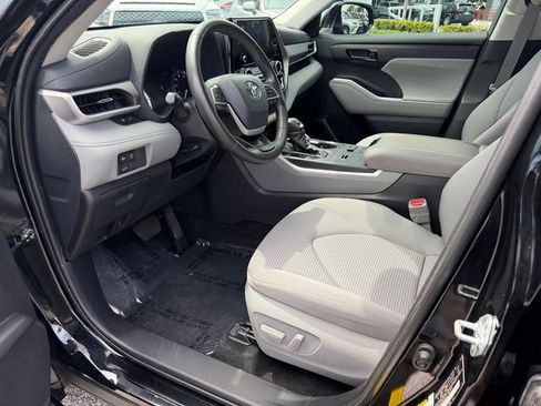 Used 2024 Toyota Highlander LE FWD image 11
