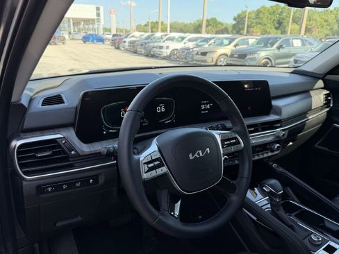 Certified 2024 Kia Telluride EX w/ EX Captain's Chair Package FWD image 18