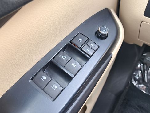 Used 2017 Toyota Highlander XLE AWD/4WD image 25