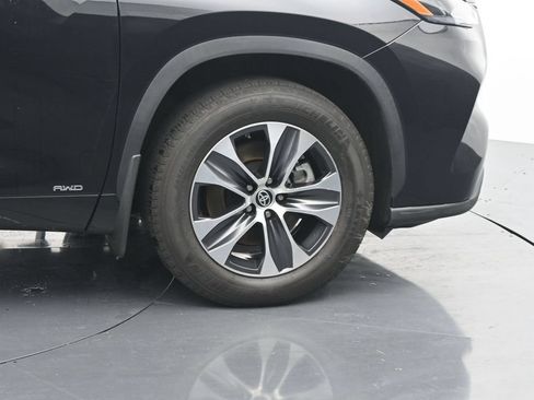 Used 2022 Toyota Highlander XLE AWD/4WD image 11