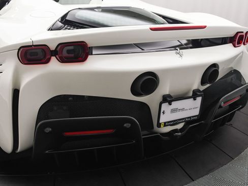 Used 2022 Ferrari SF90 Spider image 19