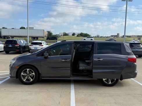 Used 2018 Honda Odyssey Touring image 3