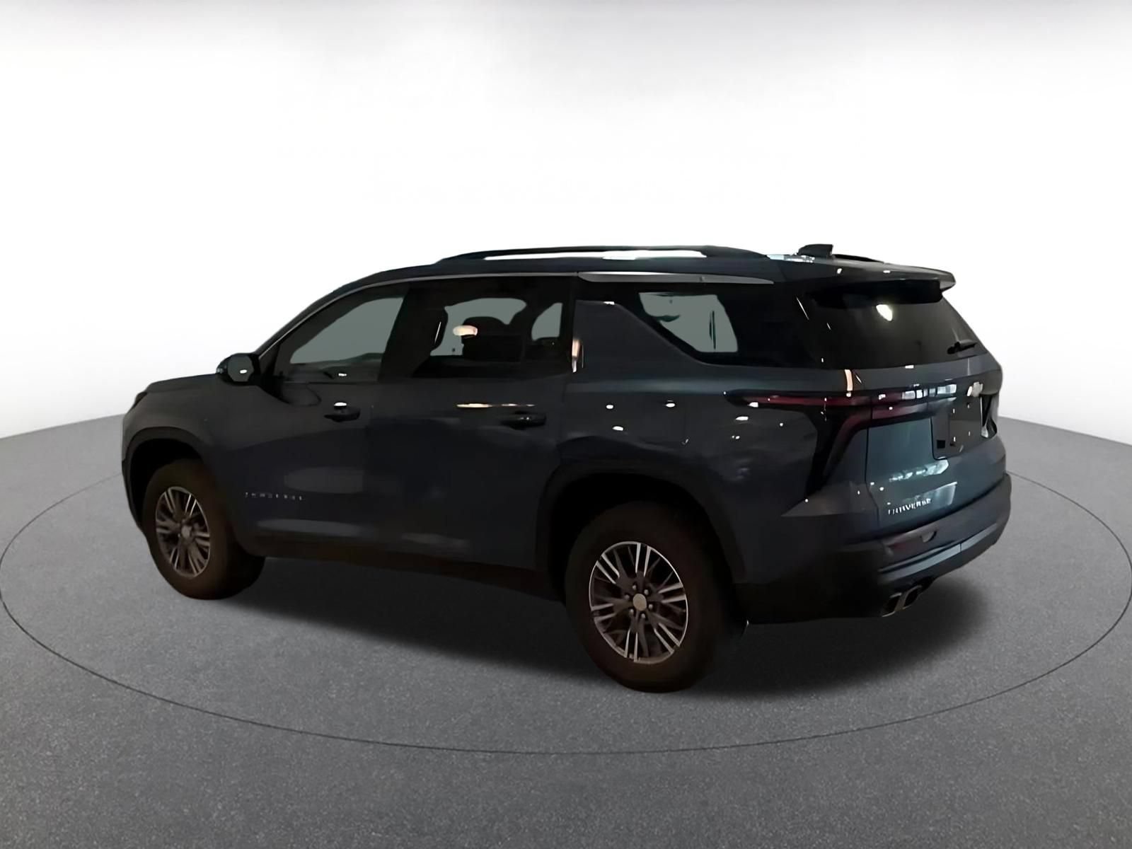 Used 2025 Chevrolet Traverse LT FWD image 13