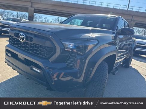 Used 2025 Toyota Tacoma SR5 image 3