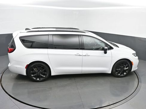 Used 2025 Chrysler Pacifica Limited image 41