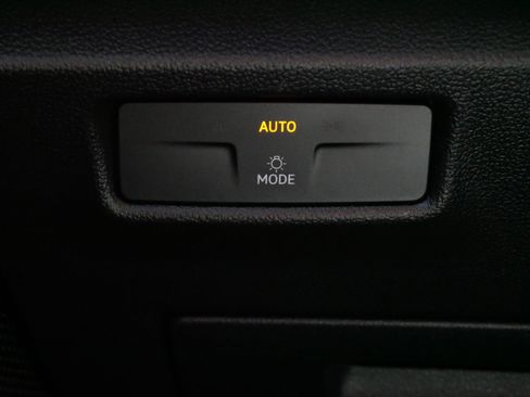 Certified 2025 Volkswagen Tiguan SE AWD/4WD image 26