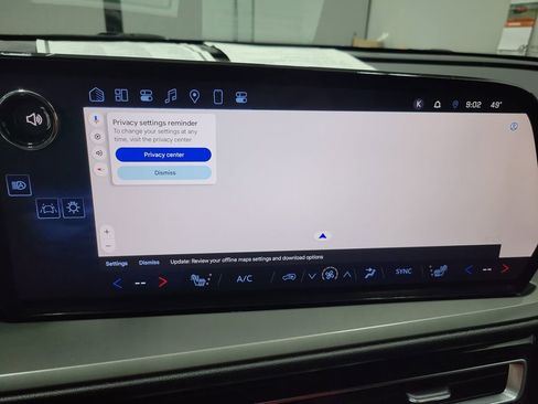 Used 2024 Chevrolet Traverse LT image 11