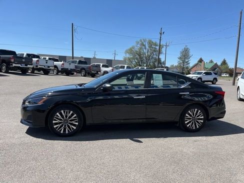 Used 2025 Nissan Altima 2.5 SV FWD image 5