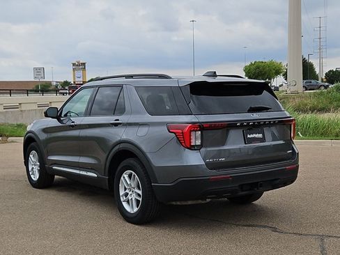 Used 2025 Ford Explorer Active AWD/4WD image 8
