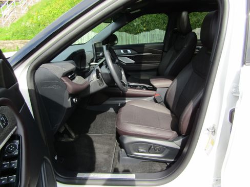 Certified 2025 Ford Explorer Platinum w/ Ultimate Package AWD/4WD image 13