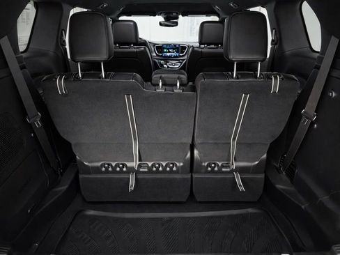 Used 2023 Chrysler Pacifica Touring-L w/ Uconnect Theater Family Group image 8