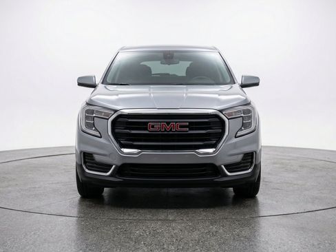 Used 2024 GMC Terrain SLE FWD image 2