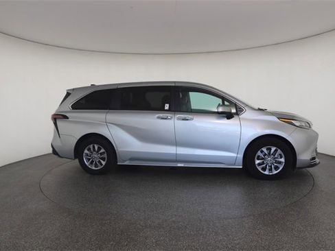 Used 2023 Toyota Sienna XLE image 24