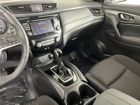 Used 2020 Nissan Rogue SV image 25