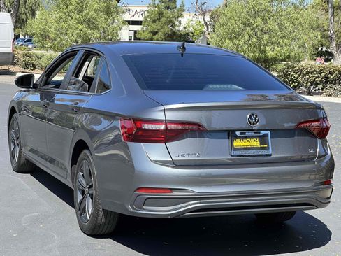 Used 2023 Volkswagen Jetta SE w/ Panoramic Sunroof Package FWD image 18