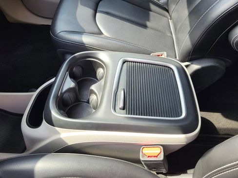 Used 2023 Chrysler Pacifica Touring-L FWD image 26