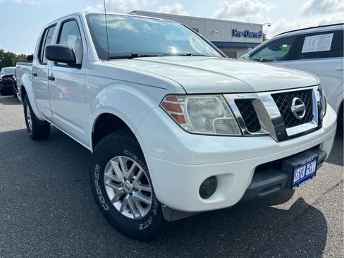 Used 2015 Nissan Frontier SV AWD/4WD image 2