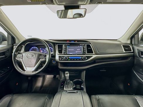 Used 2018 Toyota Highlander Limited FWD image 3
