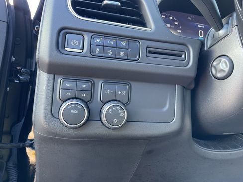 Used 2023 Chevrolet Suburban Z71 w/ Luxury Package image 10