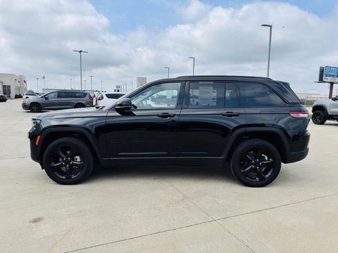 Used 2023 Jeep Grand Cherokee Limited w/ Black Appearance Package AWD/4WD image 36