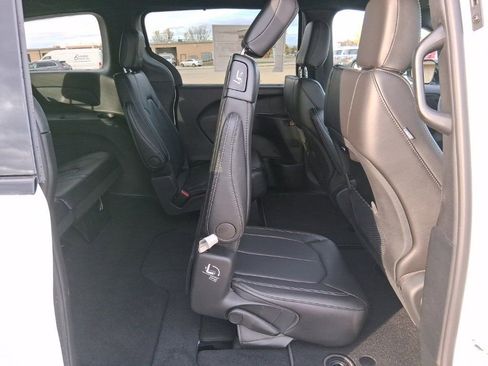 New 2026 Chrysler Pacifica Select image 27